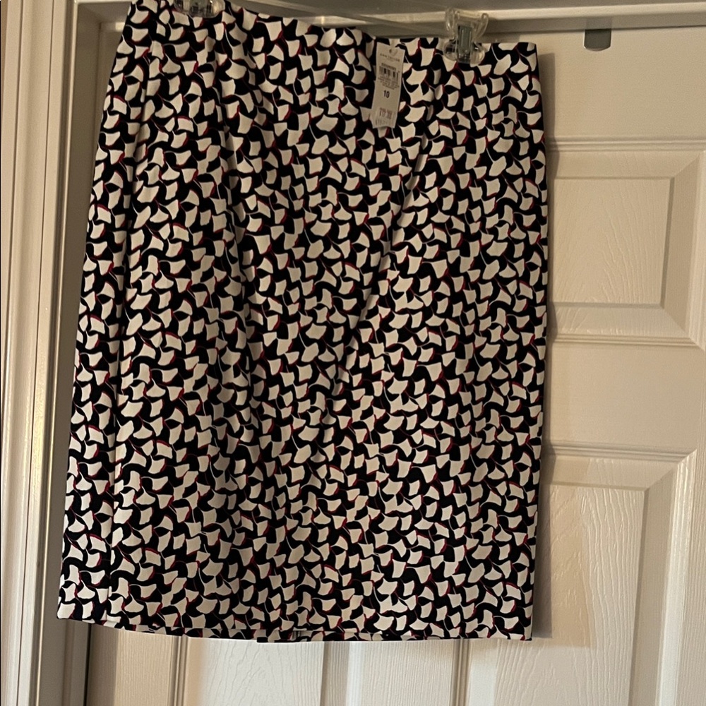 Stylish Ann Taylor  Black red and White Patterned Skirt tags still on